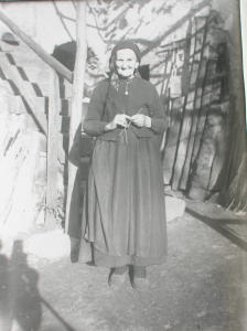 Donna che lavora a maglia (1920 - 1930)